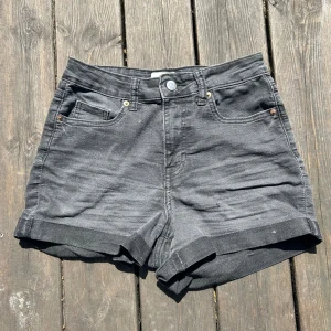 Mörkgråa shorts  - Passar ej längre 