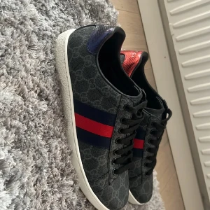 Gucci ace - Ett par feta gucci ace i storlek 42, sitter perfekt och inga defekter alls! Skick 9/10 ny pris på dessa kostar runt 6000 jag säljer dom endast för 2500!