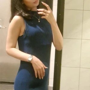 Marinblå ribbad ärmlös klänning - Snygg marinblå ribbad klänning med hög hals och ärmlös design. Klänningen är figurnära och har en längre modell som ger en clean och modern look.