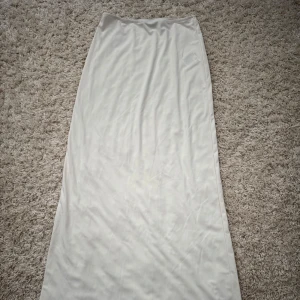 långkjol  - vit långkjol, går hela vägen ner på mig som är 165🩷