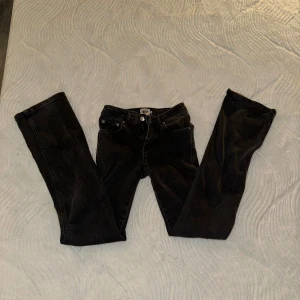Svarta jeansbyxor från 157, XXS - Svarta jeansbyxor från 157 i storlek XXS med full längd. Klassisk femficksmodell med dragkedja och knapp framtill. Jeansen har raka ben och är tillverkade i ett mjukt bomullsmaterial med lite stretch för extra komfort. Low waist raka jeans. Knappt använda. 
