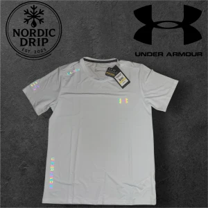 Vit Under Armour compression shirt - FÖLJARE FÅR RABATT💯🔥Säljer en vit t-shirt (idrottströja) från Under Armour med en reflektiv logs på bröstet och tryck längs sidan. T-shirten är tillverkad i ett lätt och funktionellt material, perfekt för träning eller sport. Dens loga är också en reflex som byter till coola färger. Har dessutom en svart i samma storlek och en i storlek M. Tveka ej på att kontakta mig vid funderingar. Pris ej hugget i sten& FÖLJARE FÅR RABATT💯🔥