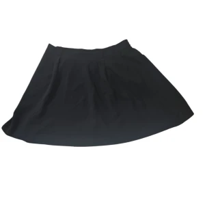 Svart kortkjol från Vero Moda XL - Enkel och stilren svart kortkjol från Vero Moda i storlek XL. Kjolen har en lätt utställd form och är tillverkad i ett mjukt tyg som ger en snygg siluett. Perfekt att matcha med en crop top eller stickad tröja.