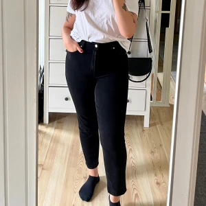 Svarta high waist jeans från H&M - Säljer ett par svarta högmidjade jeans från H&M. Jeansen har raka ben och croppad längd. Så skön modell, liten i storlek mer som en M.🌻