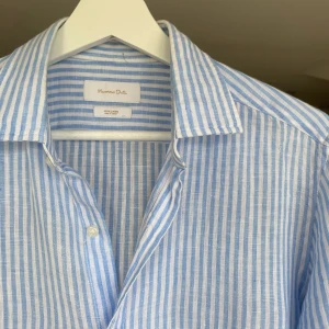 Massimo dutti linneskjorta  - Snygg blå- och vitrandig skjorta från Massimo Dutti i 100% linne⭐️Skick : 9,5/10!🙌Storlek S SLIM FIT🤝Hör av er om ni har funderingar!👍