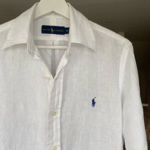 Ralph lauren linneskjorta  - Säljer denna riktigt feta Ralph lauren 100% linneskjortan⭐️STORLEK = XS / SLIM FIT!🙌Skick : 9,5/10!🤝Hör av er om ni har funderingar!👍