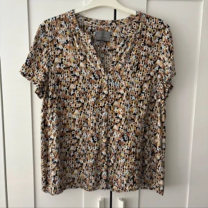 Kortärmad blus - Superfin, söt och skön topp fràn CULTURE. OBS bild två för knapparna.