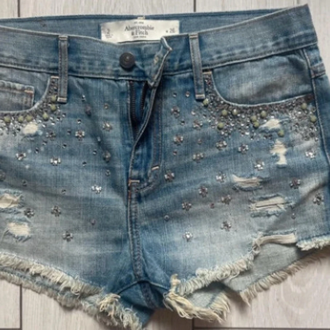 Ultra low rise Abercrombie & Fitch shorts med pärlor  - 1