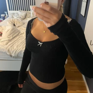 Svart blus  - Svart blus från Gina tricot