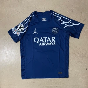 PSG X Doué - Säljer denna snygga Tröjan för 329kr skriv till om ni är intresserade!