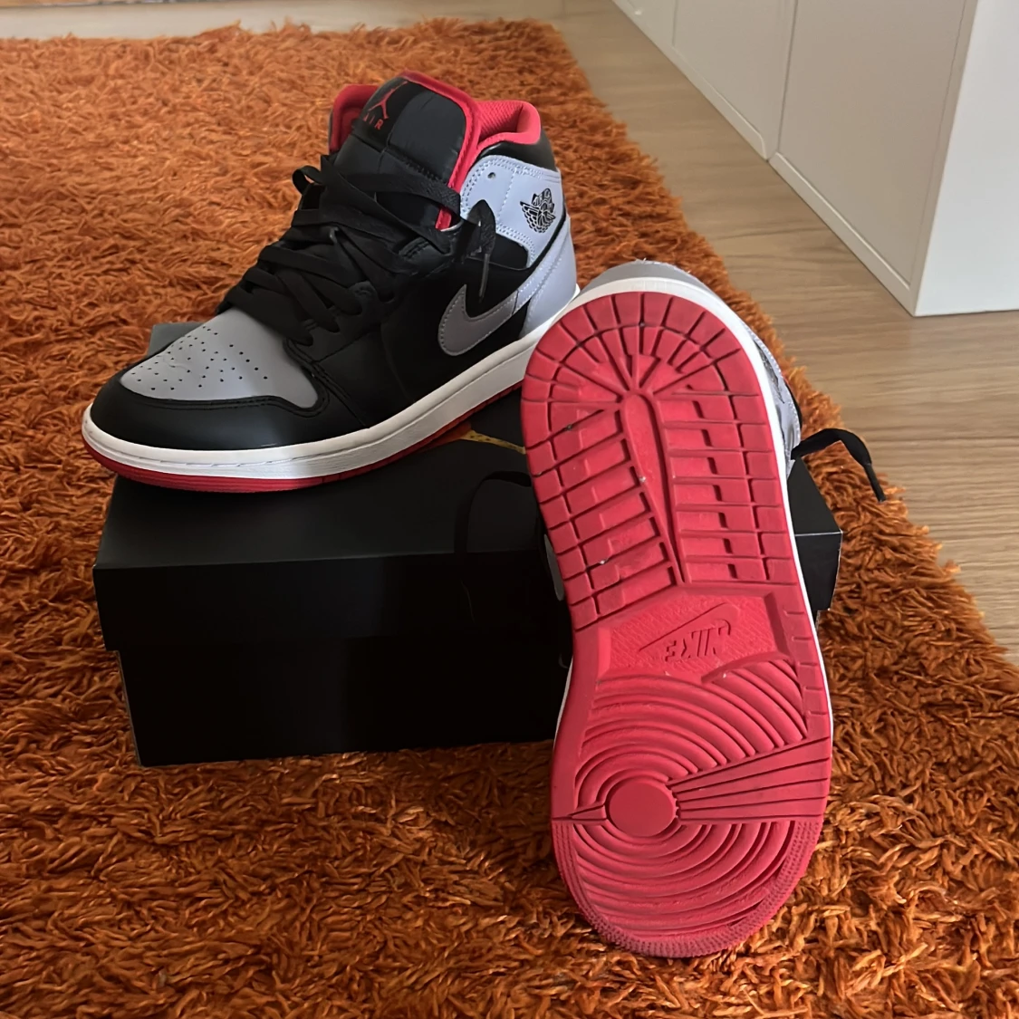 Nike Air Jordan 1 Mid svart/grå/röd - 4