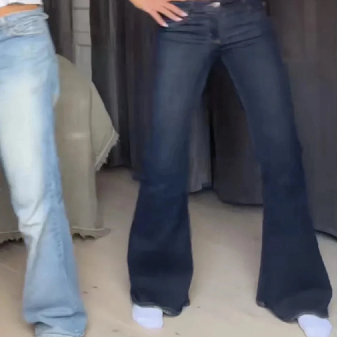 Mörkblå bootcut jeans låg midja