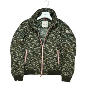 Moncler jacka - Snygg Moncler jacka med ett unikt kamouflagemönster.  i fint skick storlek 1 (passar small) Inbyggd luva i dragkedjan  Äkthetscertifikat medföljer vid köp.