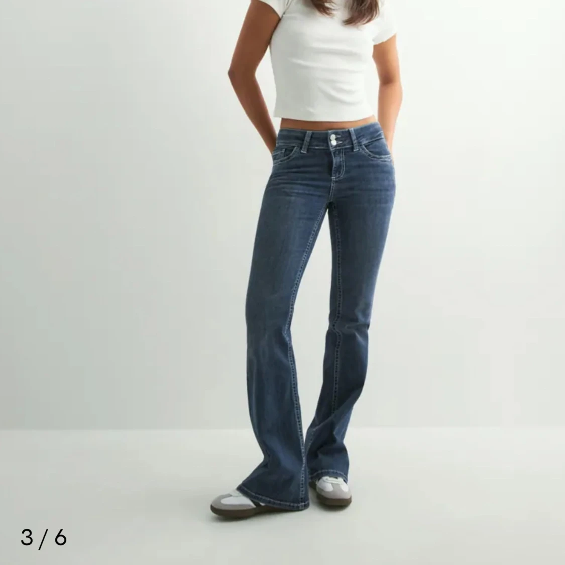 Blå bootcut jeans med broderade fickor