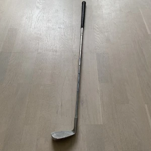 Pro staff PW höger golfklubba från Wilson  - Säljer en höger nytvättad Pro staff PW golfklubba från Wilson. Den är i bra skick, den har lite små defekter men den är inte så använd. Nypris 700kr, mitt pris 250kr. Priset kan diskuteras.
