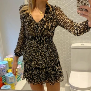 Svart och beige mönstrad klänning Zara - Kort klänning från Zara med svart och beige leopardmönster 💕Säljer eftersom jag tyvärr aldrig använt. Är i bra skick o säljs inte längre på Zara. Storlek M :) Skicka om ni har en fråga 🫶🏻pris kan diskuteras :)