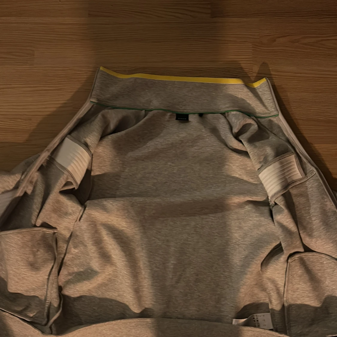 Grå tröja från BOSS med vita detaljer - 3