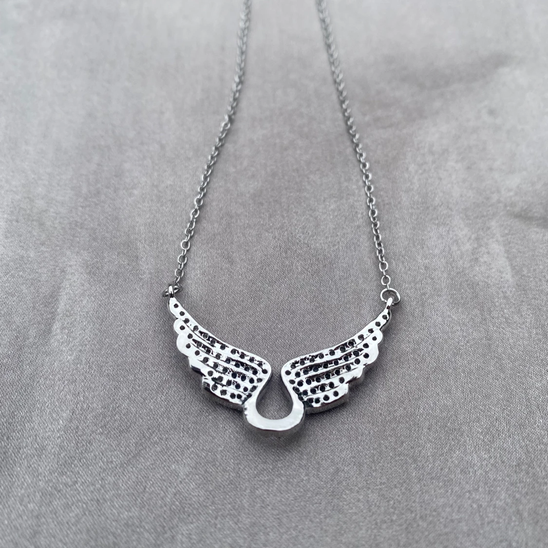 Silverhalsband med glittriga vingar - 3