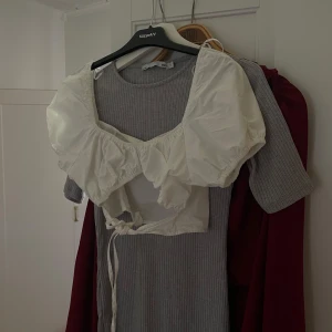 Vit topp från H&M - Supersöt vit bolerotopp från Divided med puffiga ärmar och knytband framtill. Toppen har en croppad passform och volangdetaljer längs kanterna.