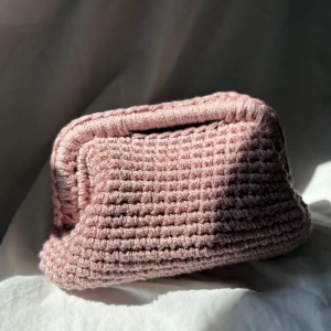 Rosa stickad kuvertväska - Virkad clutch i en härlig glittrig nyans av rosa. Mått B24xH18. @design.by.bela 