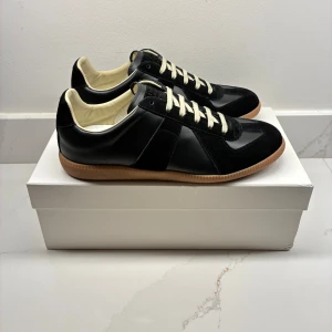 Maison Margiela Gats - En av dem få autentiska Maison Margiela Gats | Sprillans nya skick 10/10 | Storlek 42 och färgen svart | KVITTO finns, box och dust-bag tillkommer vid köp | Hör av er för mer information/bilder!
