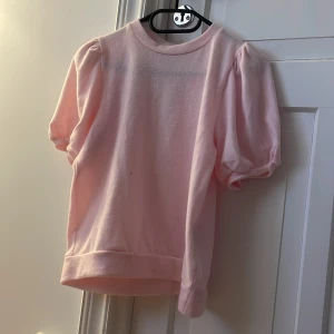 Ljusrosa puffärm tröja 160cl - Helt oanvänd, t shirt med puffärmar, med flis material.