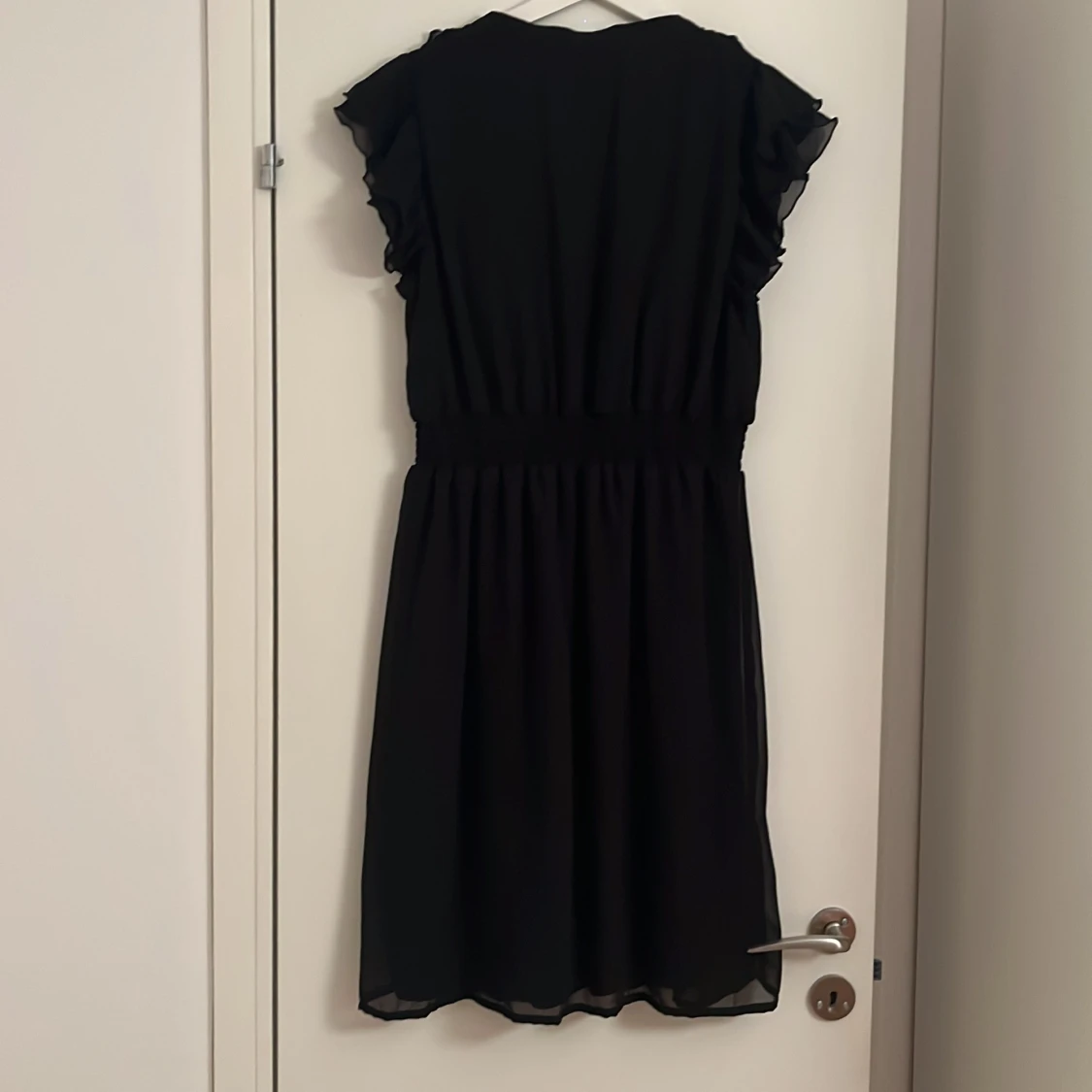 Svart volangklänning från H&M - 1