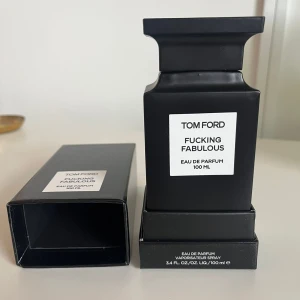 Tom Ford Fucking Fabulous EdP 100ml - Exklusiv parfym från Tom Ford, Fucking Fabulous Eau de Parfum i 100 ml flaska. Flaskan är matt svart med stilren, fyrkantig design och tydlig vit etikett. Kommer med originalkartong i matchande svart. En lyxig och ikonisk doft för dig som vill sticka ut. priset ej hugget i sten vid snabbaffär 