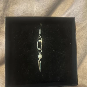 Silverörhänge  - Ett silverörhänge som även finns att köpa i par. Rostfritt stål