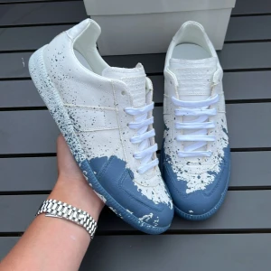 Maison margiela paint - Säljer dessa stööört feta margielas! Sommarens snyggaste skor!  Självklart äkta! Size 40 ! Box och kort och skopåsar ingår! Söker du feta nya skor till sommaren har du hittat rätt! Helt nya endast provade. Hör av dig vid minsta fundering 🤩