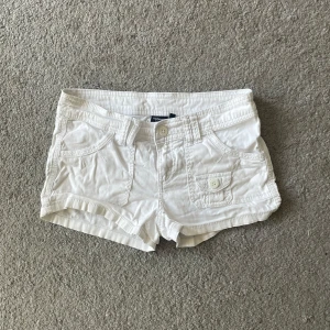Lågmidjade shorts  - Bra skick! Mått: midjemått rakt över 39cm❤️