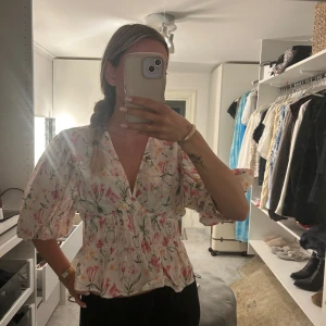 Blommig blus - Säljer denna fina blus från h&m som är helt slutsåld🌸Använd en gång