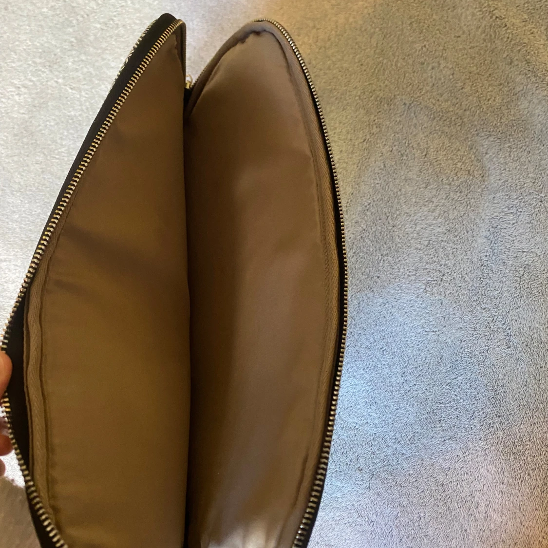 Svartvit datorväska med grafiskt mönster - 2