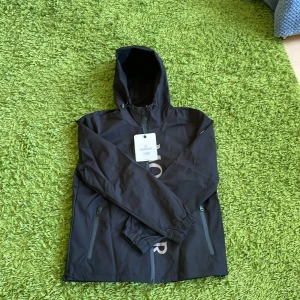 Moncler windbreaker - Säljer nu min Moncler windbreaker för ett sjysst prisa. Ond du har några frågor är det bara att skriva. 