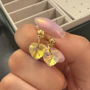 Kristall örhängen 18k guld - Kristall örhängen köpta från guldfynd med 750 stämpel, ena örhänget saknar plup i guld. Kristallerna skiftar färg beroende på ljus