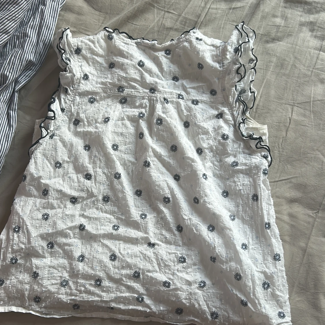 Vit blommig blus från Lindex - 1