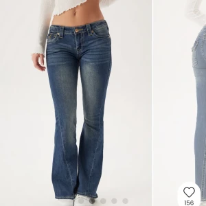 Low waist true religion jeans  - Low waist  true religion jeans som är använda fåtal gånger då de är fel storlek för mig! Superfina och knappt använda! 💘de är mörkblåa med fina detaljer på! Köpta för 1500 men säljer för 650