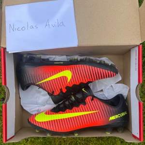 Nike Mercurial Vapor XI Elite AG - Sällsynta Nike Vapor XI Elite som kom ut 2016. De är i fint skick med mindre slitage vid främre delen av skon. Det är konstgräs dobbar som funkar fint för naturgräs också. Har ni funderingar så kan ni skriva i PM.