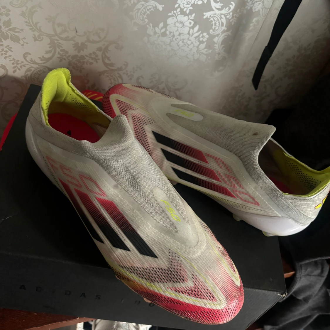 Adidas F50 fotbollsskor i vitt och rött
