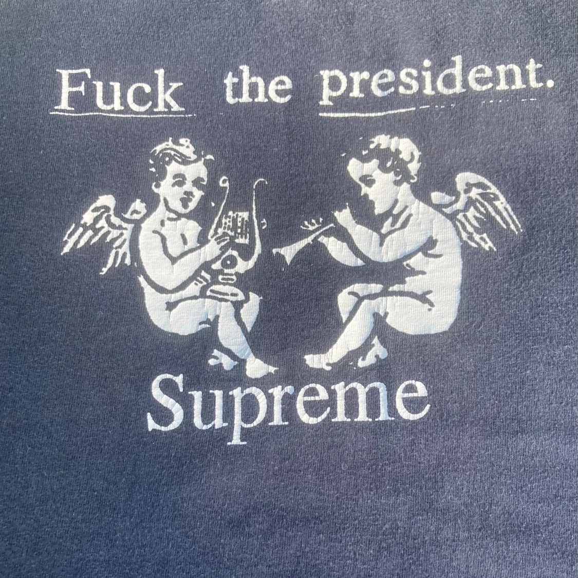 Supreme navy blue t-shirt med fuck the president print - 1