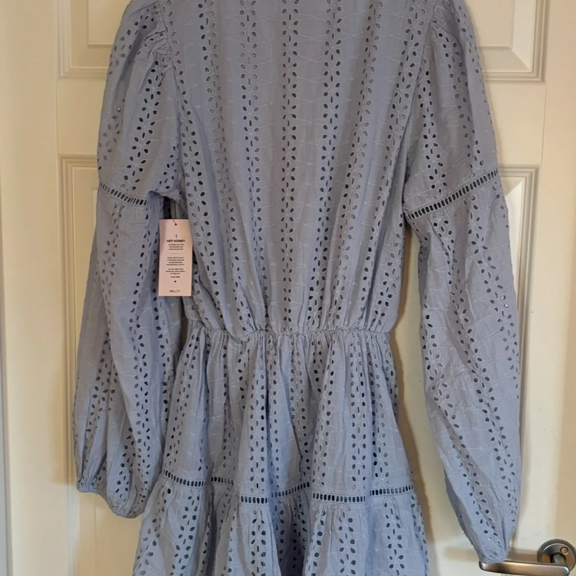 Ljusblå broderad klänning från Nelly
