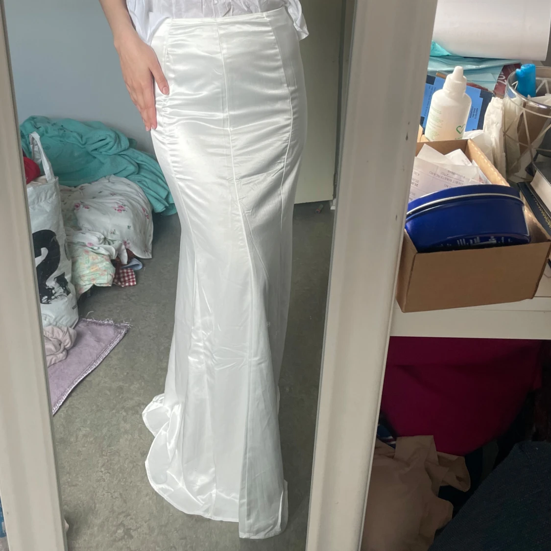 Vit långkjol i satin - 1