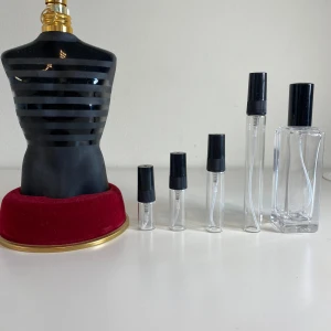 Jean Paul Gaultier Le Male EDP - En underbar parfym som är perfekt till speciella tillfällen och användning till vintern. 😁1ml: 22kr 2ml: 33kr 3ml: 45kr 5ml: 55kr 10ml: 99kr 30ml: 299kr