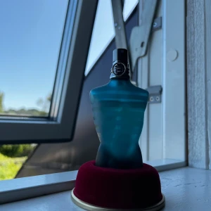 Jean Paul Gaultier Le Male EdT 40ml✨ - Jean Paul Gaultier Le Male EdT 40 ml Ikonisk doft i den klassiska blågröna flaskan formad som en manlig torso med frostad glasfinish.🩵 Levereras i original metallburk i silver.🪙  En tidlös och maskulin herrdoft med fräscha, aromatiska toner. Parfymen är i stort sett oanvänd – cirka 32–35 ml kvar, vilket innebär att du sparar upp till 45 % jämfört med nypris!  📦 Snabb leverans inom Sverige – 2–4 arbetsdagar. 💬 Har du frågor eller funderingar? Tveka inte att höra av dig! OBS, svarar extremt fort!⚡️