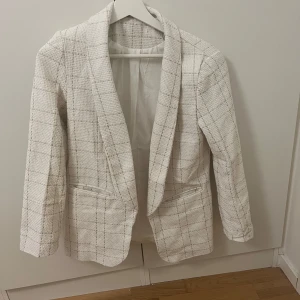 Kavaj - En vit rutig kavaj, en s storlek men är lite liten i storleken. Köpte på secondhand och vet inte vart den kommer ursprungligen ifrån, finns inga taggar