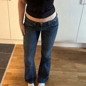 Levis 527 bootcut jeans mörkblå - Säljer ett par Levis 527 bootcut jesns från Levis. Låg midja och snyggt slitna detaljer baktill