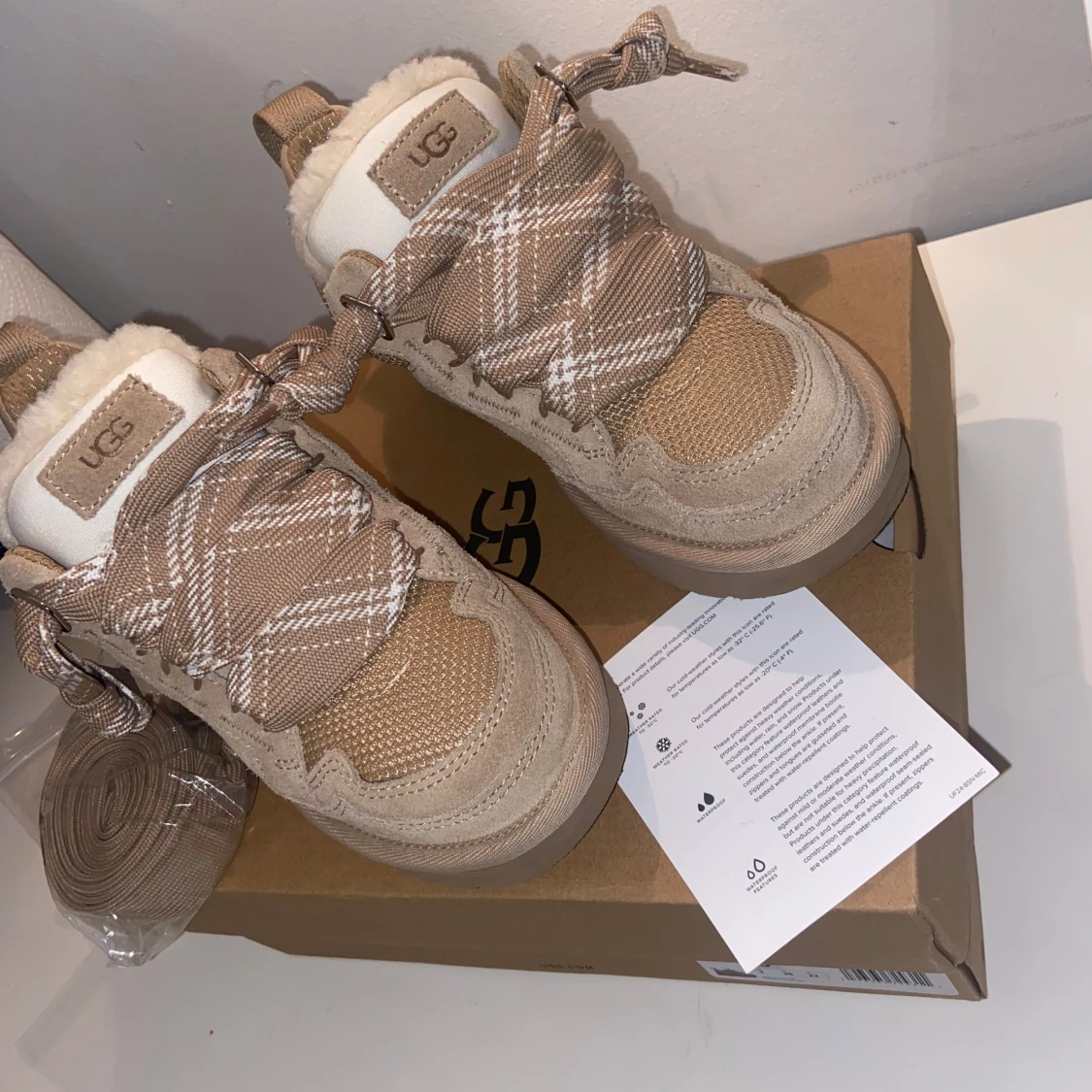 Beige sneakers från UGG med fårfoder