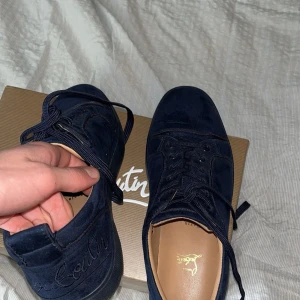 Mörkblå Christian Louboutin - Mycket fina loubs, använda några gånger då färgen på skorna inte passa mig så bra. Har tagit hand om mockan bra har aldrig använt dem när det regnar osv, endast seriösa köpare hör av er, MVH Elis