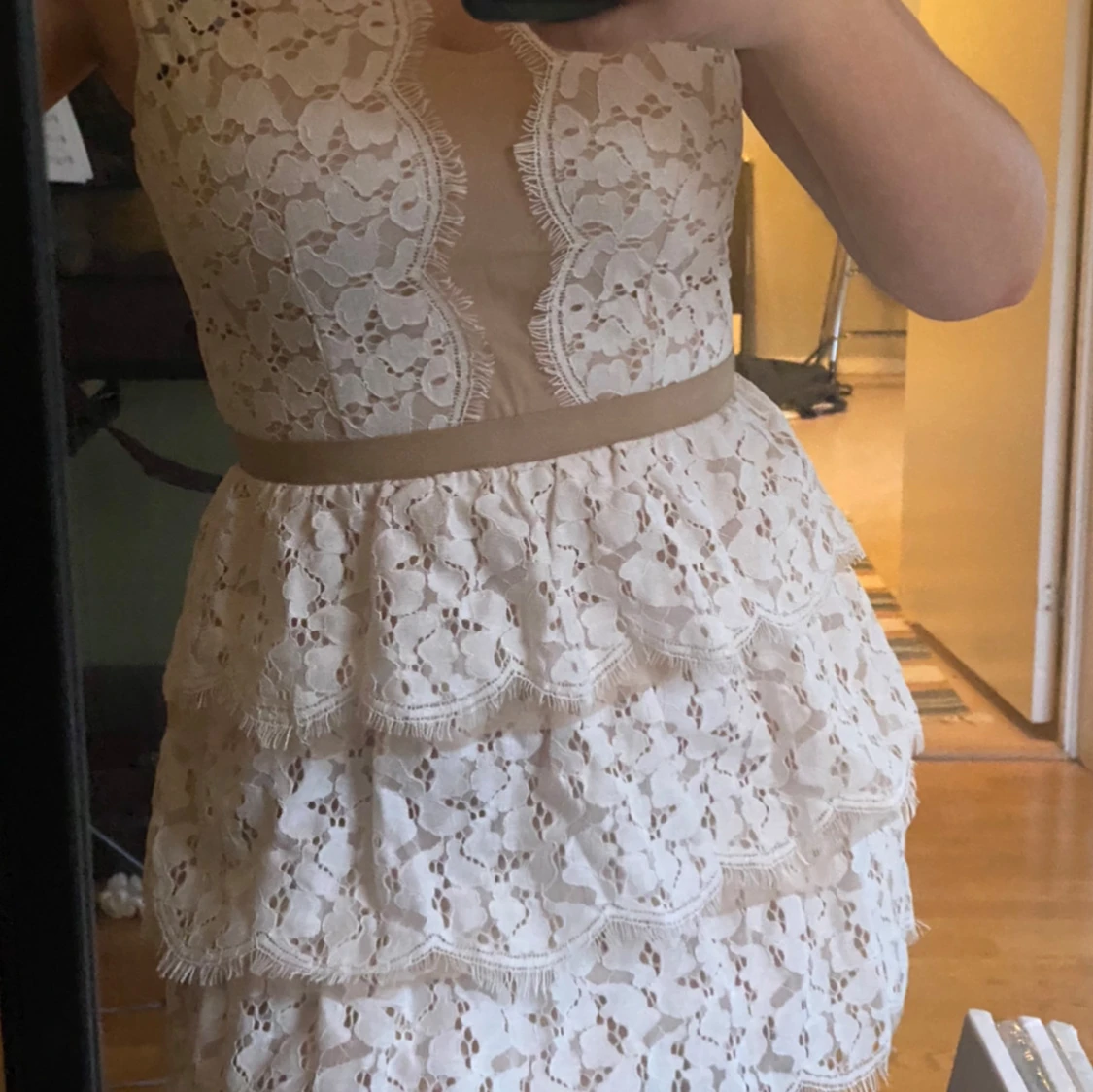 Vit spetsklänning med volanger - 1