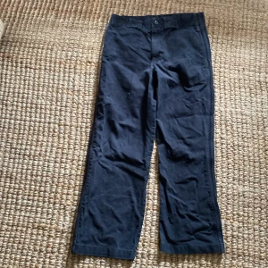 Svarta byxor från Adidas - Svarta tyg byxor från adidas med dom klassiska 3 stripes och en härlig lite smått baggy passform, priset kan diskuteras👌